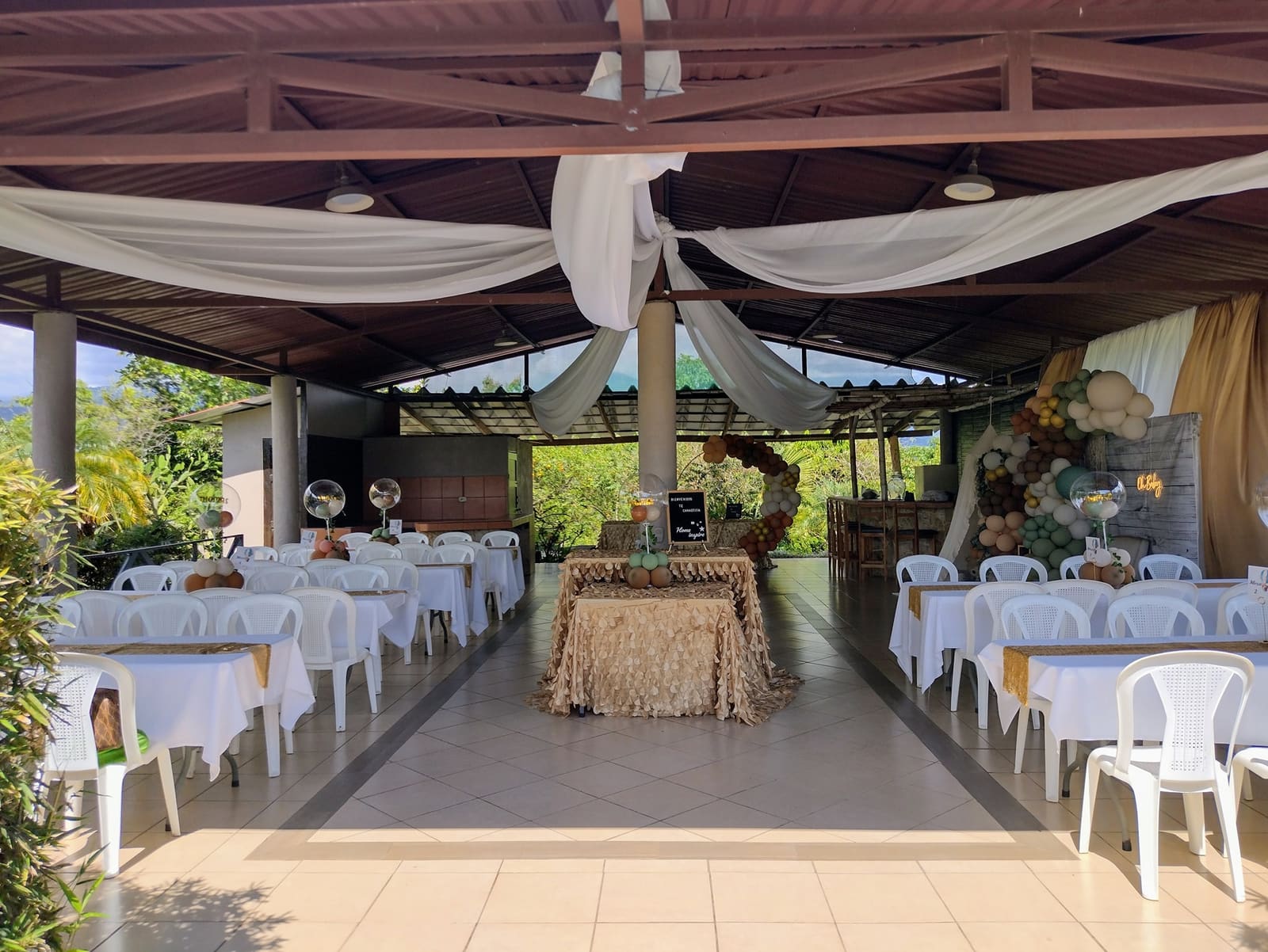 Rancho Bambú Lourdes — salón montado con mesas, sillas y decoración